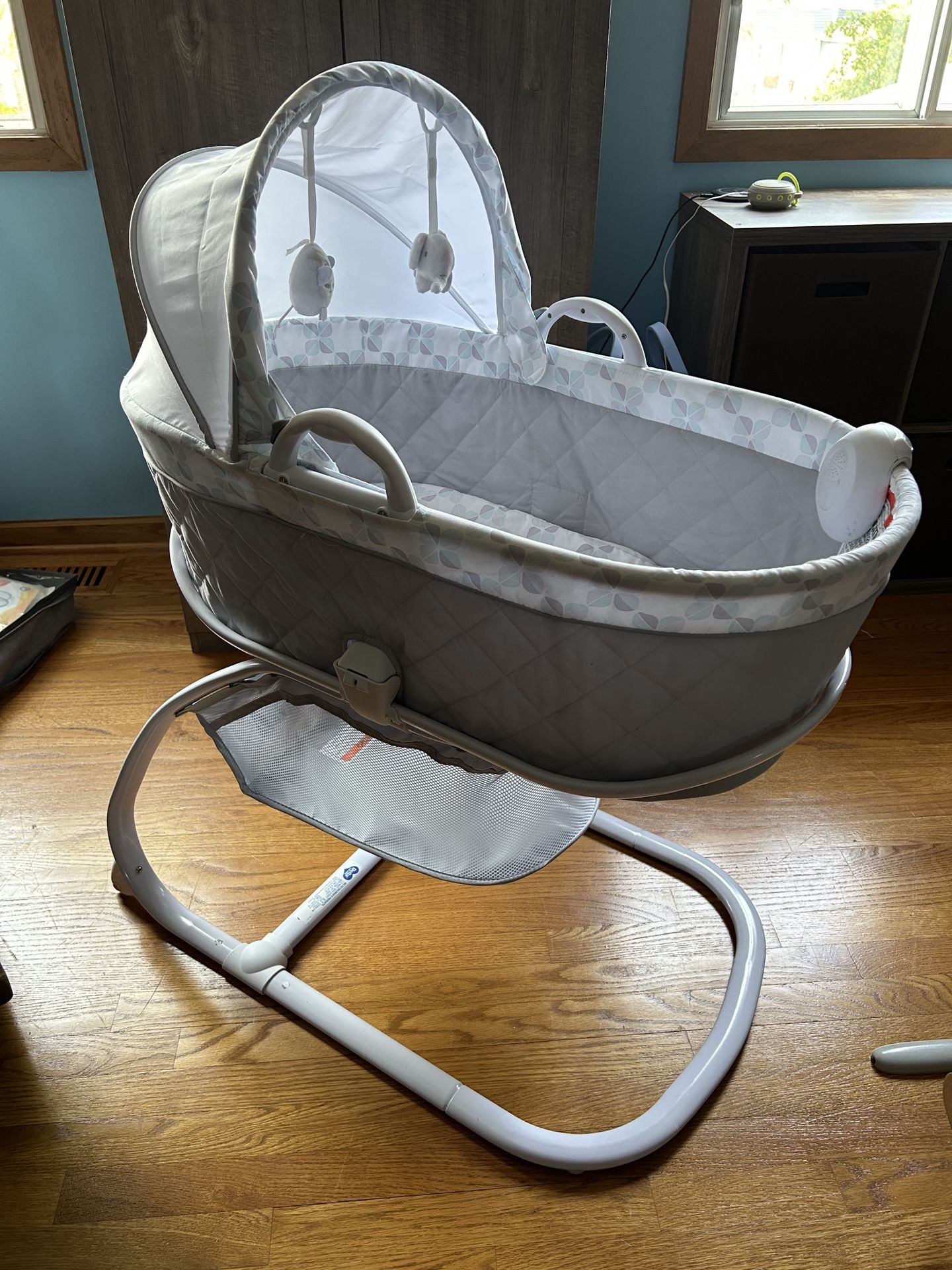 Delta Children 2-in-1 Moses Basket Bedside Bassinet Sleeper - Portable Baby Crib with Wheels & Removable Moses Basket (with Canopy)