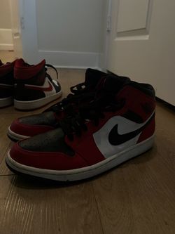 Air Jordan 1 Mid Chicago Black Toe