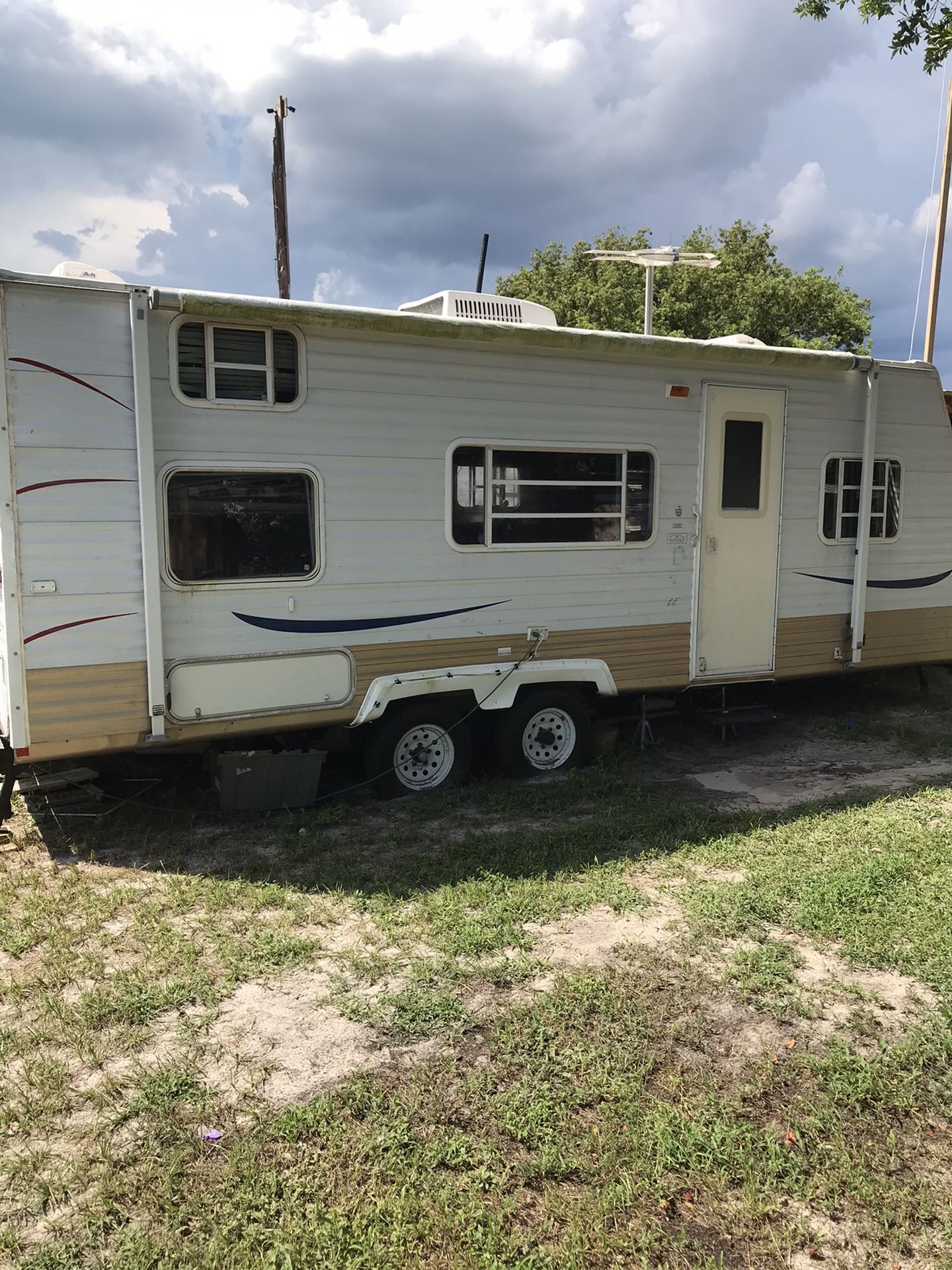 2004 CAMPER 26 f with bunk beds 3800 B/O title in hand