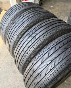 215/65/17 Michelin 📍📍 Selling a set of 4 tires with 80% tread life remaining 📍🌟