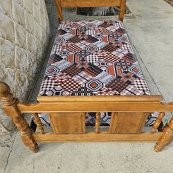 Cama De Madera Individual Con El Colchón Incluido 