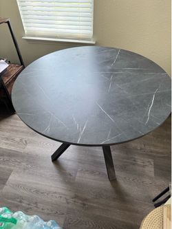 Round Dining Table with chairs
