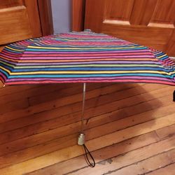 Totes Skiny stripes umbrella 
Auto Open Close with water repellant technology RN 22605, Style No. 06408 New, as pictured 

Compact design stashes easi