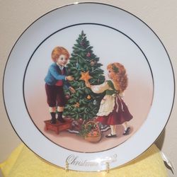 Vintage 1982 Avon Christmas Plate!