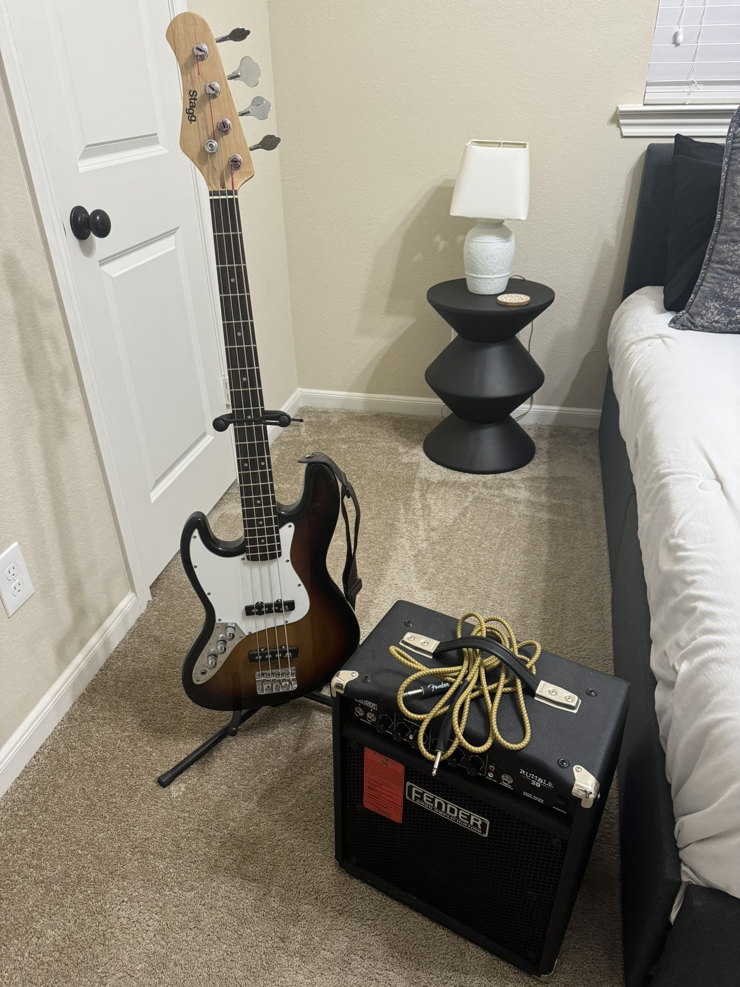 USED PERFECT CONDITION, LEFT HANDED BASS, WITH A FENDER RUMBLE 30 AMP