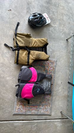 2 life vests small and universal