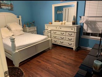 Queen Bedroom Set, Dresser with Mirror and nightstand