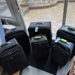 6 Travel Pro Suitcases - GREAT Condition