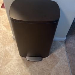 Slow Close Trash Can With Step Lift