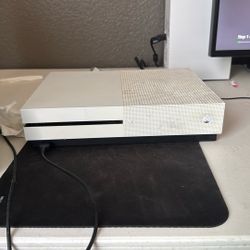 XBOX ONE S (150 OBO)