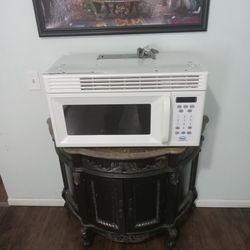 Roper, microwave made by whirlcool. Excellent condition was in the summer cabin hardly ever used.