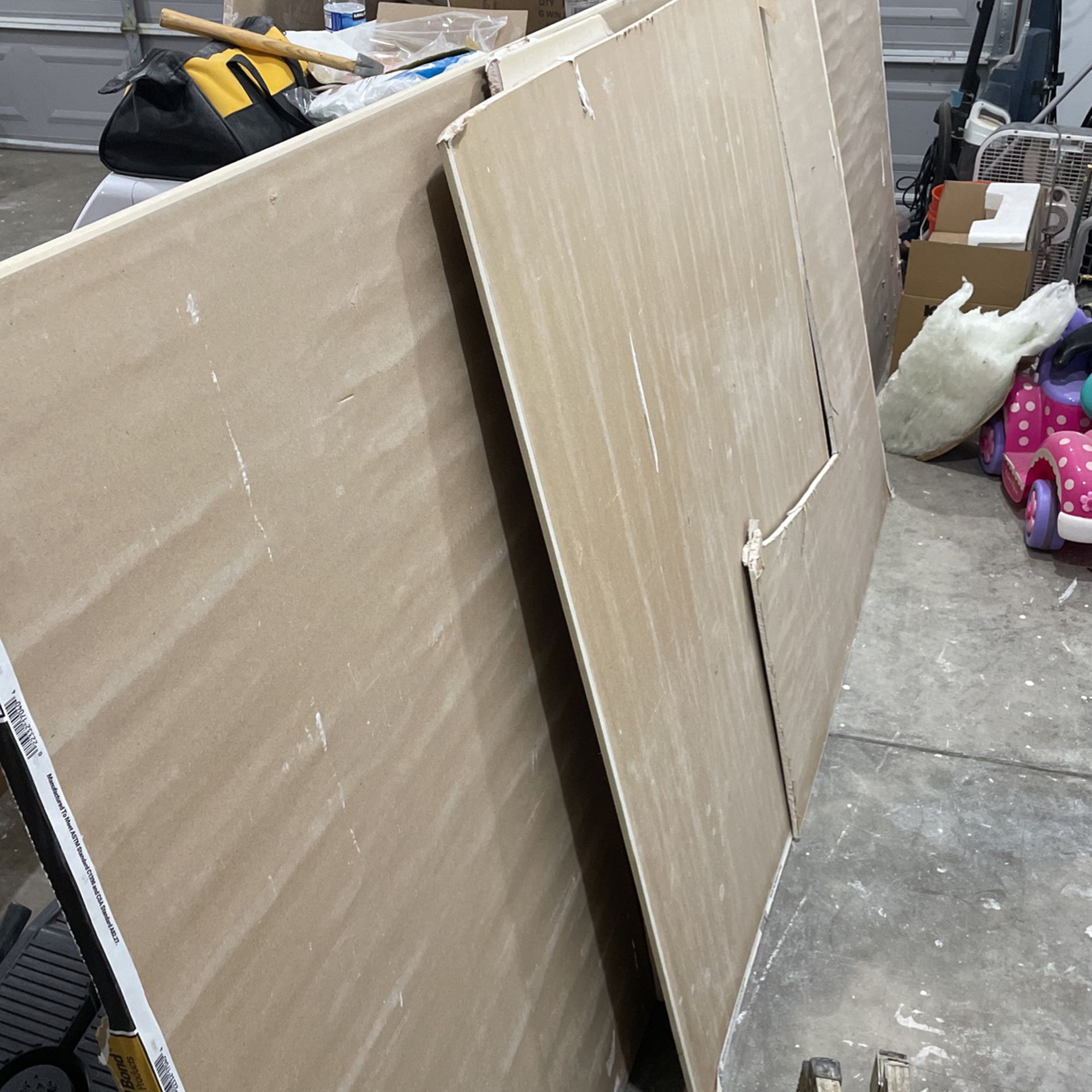 Free Full Sheet Drywall 4 By 12   5/8  Fire Rated  And Leftovers Pieces 