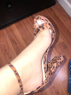 Cute cheetah heels never worn size 6