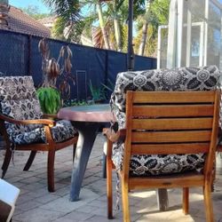 Beautiful 😍 outdoor 3 Wood Chairs W/ Cushions Round Table & Crank Up Umbrella Pool Deck Balcony Yard Lawn 