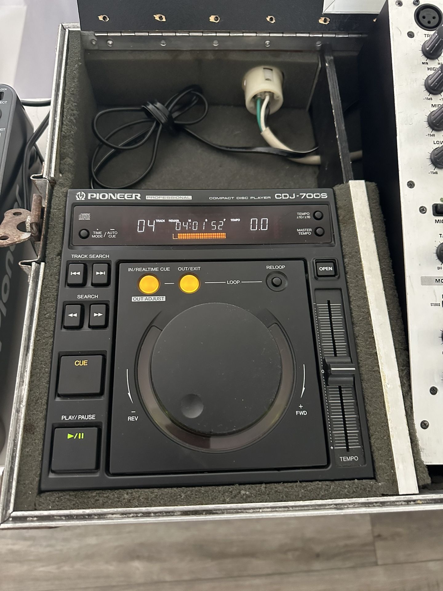 2 Pioneer Cdj 700 Cd Players And Behringer Djx 700 Mixer