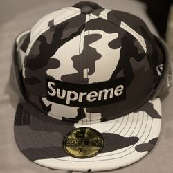 Supreme New Era Cap  Size 7 1/4 NWT 100
