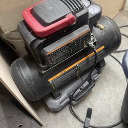 Brig's & Stratton 3 Gallon Mobile Air Compressor 125 PSI Max .6 CPM