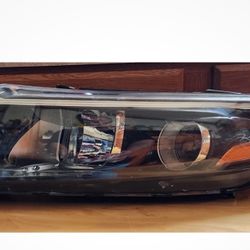 OEM Xenon Headlight Lamp – Left (Driver) Side   Fits: 2011, 2012, 2013 Kia Optima   Part Number: 92102-2TXXX   Condition: Brand New (Never