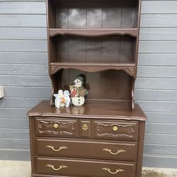 Dresser With Hutch 