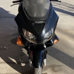 2004 Honda Reflex Scooter - Only 1,600 Miles