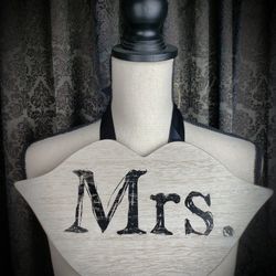 "Mrs." Juicy Lips Shaped Hanging Sign $15