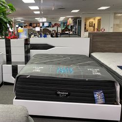 5PC Queen Bedroom Set  Available Now 1,599 With a FREE Mattress!/ Huego De Dormitorio Queen De 5Piezas Disponible Ahora $1,599 Con Un Colchon Gratis!