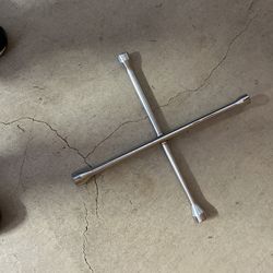 Car tire wrench 