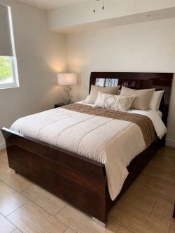 Queen Bedroom Set / Juego de Cuarto Queen