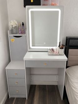 Beautiful Vanity Table with LED Mirror – Great Condition ✨