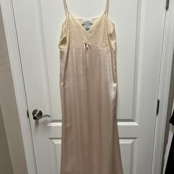 Woman’s Nightgown By Vanity Fair, Size L