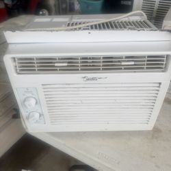 AC window unit works good