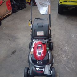 HONDA GAS LAWMOWER SELF-PROPELLE 