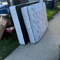 Free Mattresses And Box Spring 