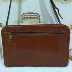 THE BRIDGE VINTAGE BROWN LEATHER CROSSBODY HANDBAG. 