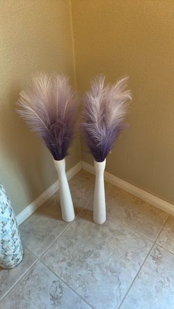 Set of two vases with feathers