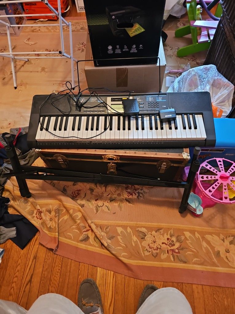 Casio Keyboard w/stand and Pedal