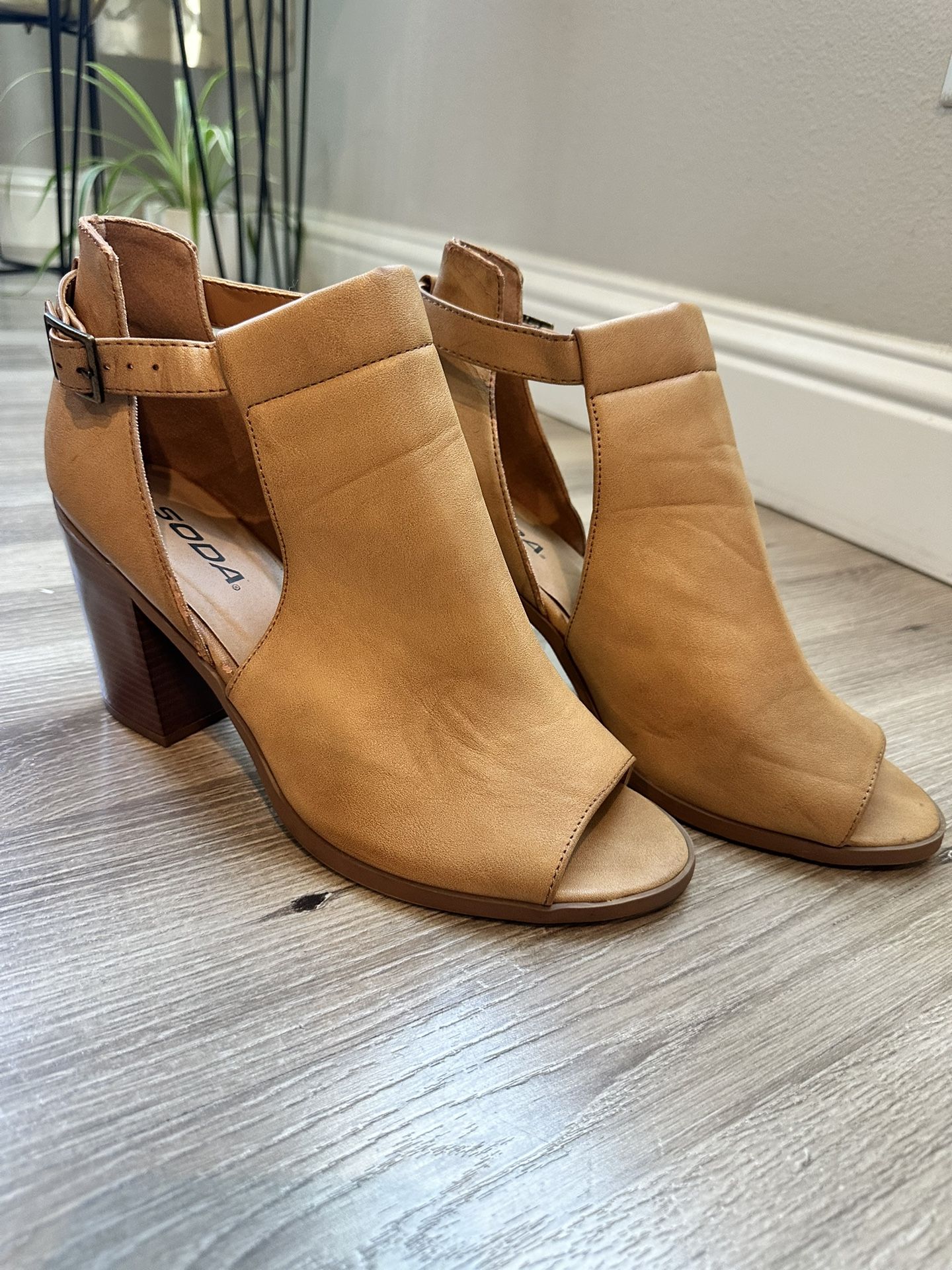 Women’s Cute Brown Boots! (Size 10)