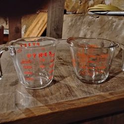 (2) Pyrex Glass Measuring Cups