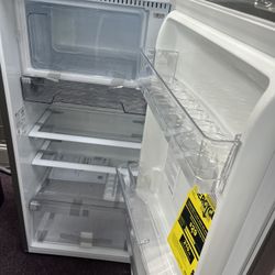 Small Refrigerator 6 Cb Ft Brand New LG