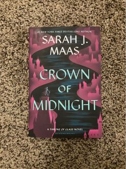 Crown of midnight by Sarah J. Maas