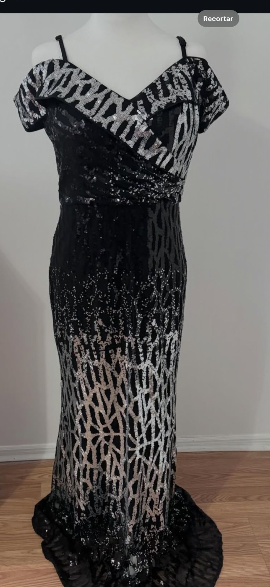 Beautiful dress, size XL. Very beautiful.