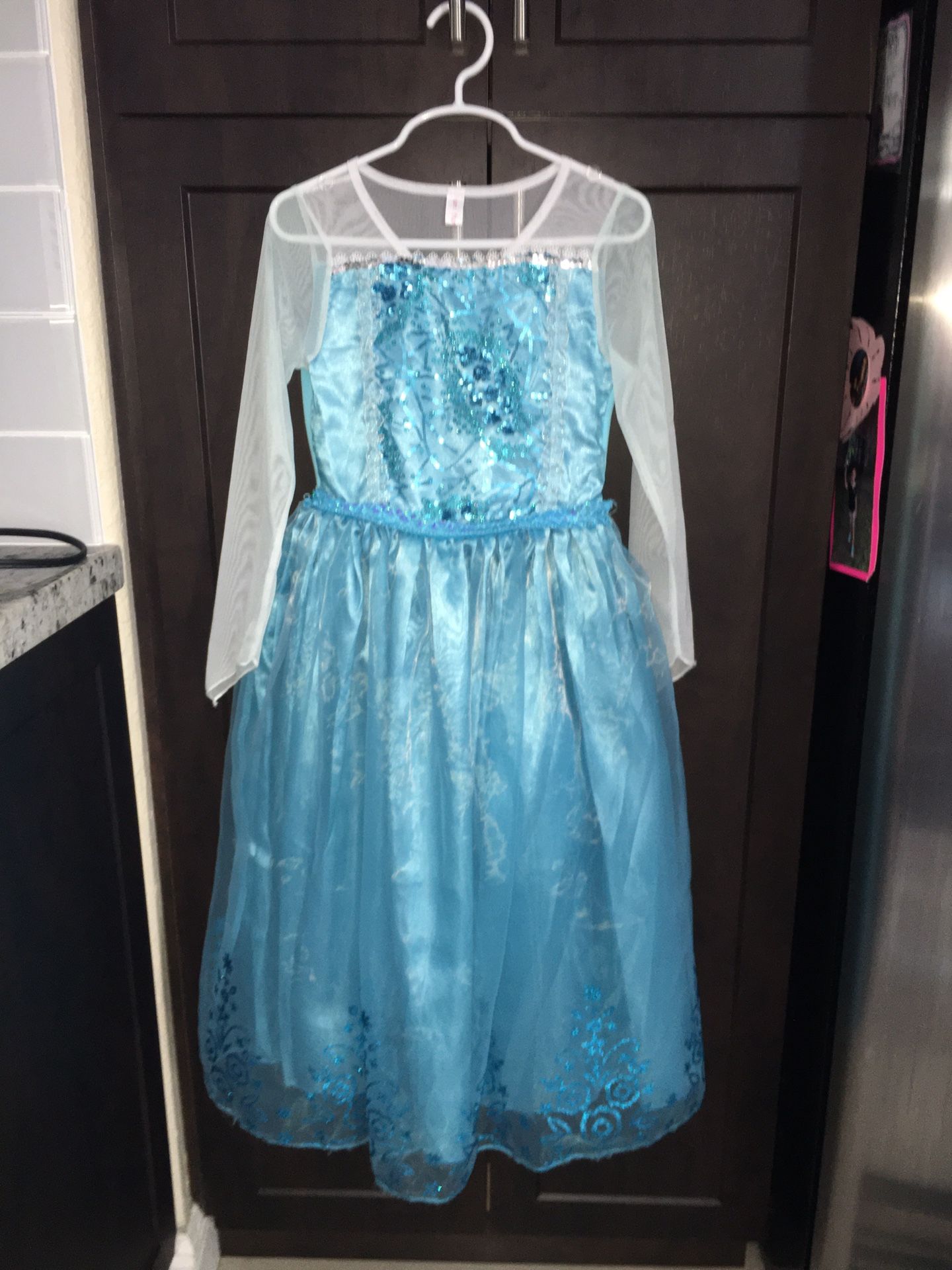 Frozen Elsa princess costumes for girls. Everything you need included, even the shoes.