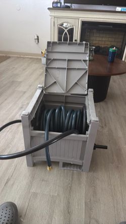 Suncast hose hideaway w/ 50’ hose included
