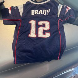 2t Patriots Brady Jersey W/3ft Blanket And Pillow for Sale in Las