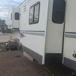 2004 QUANTUM Traila De 37 Pies De Largo 4 Estenciones Cama KingTodo Le Trabaja Bien Titulo En Mano $16,000   Hacer Buena Oferta 