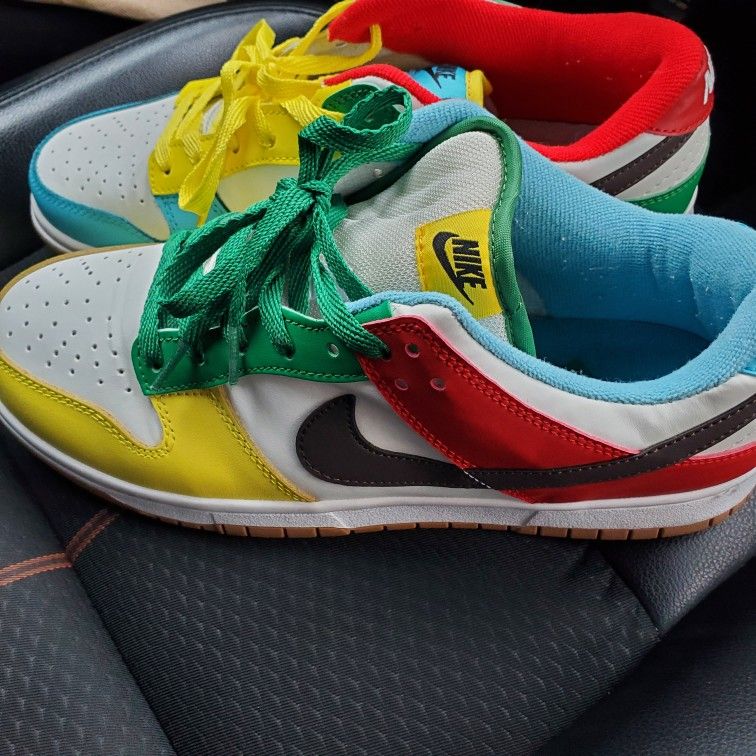 NIKE DUNK SNEAKERS AND GREAT BARGAIN SIZE 10