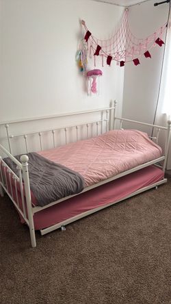 White Metal Daybed with Trundle