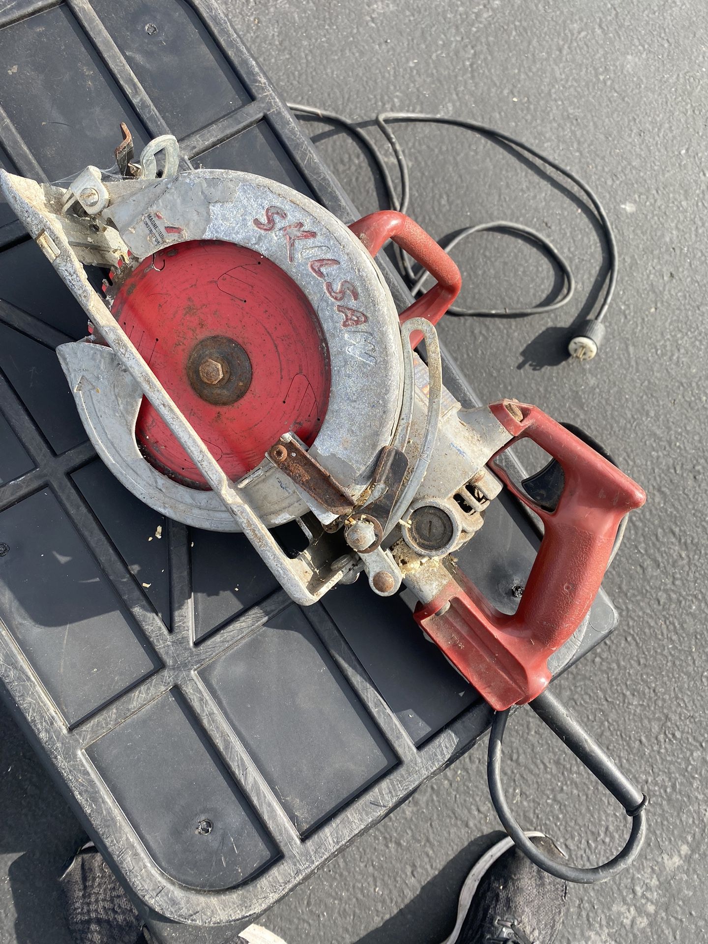 Skilsaw HD77M 7-1/4" Worm Drive Circular Saw. This saw is designed for heavy-duty use and is a popular choice for construction professionals.