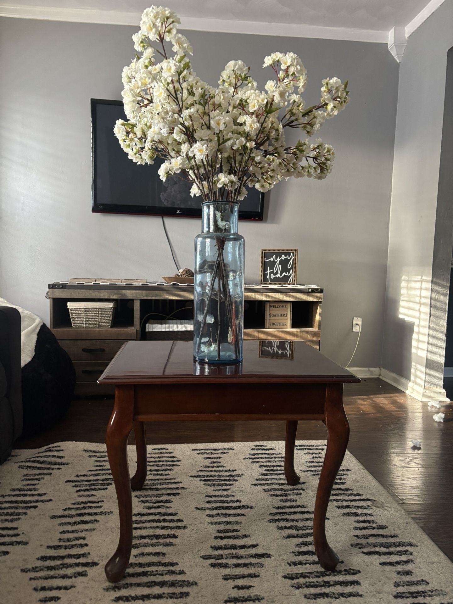 Queen Anne Style Cherry Wood End Table For Sale!!