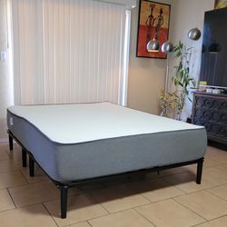 VERY NICE CASPER MATTRESS AND BRAND NEW PLATFORM BASE FOR SALE! IN GREAT CONDITION, FREE DELIVERY